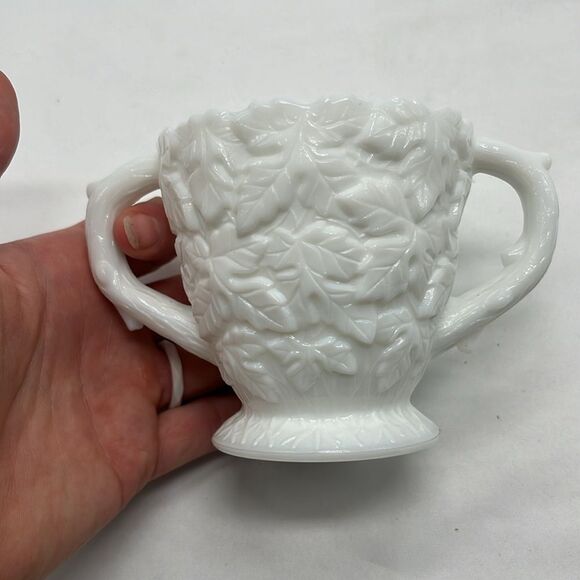 Westmoreland 1940's Milk Glass  Creamer and Sugar Set - Picture 7 of 9
